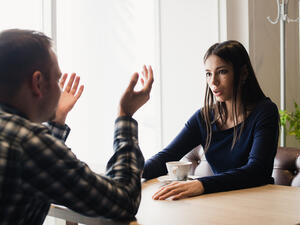 إذا كانت المرأة مخطئة في تصرفاتها فبالطبع لن يعتذر الرجل