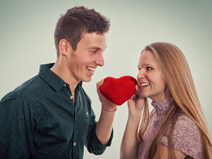 من قوانين الحب هو أن تخبر الشخص الذي تحبه أنك فعلاً تحبه 
