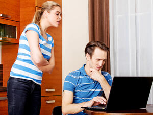 يعاني البعض من إدمان بعض العادات السلبية ومنها مشاهدة الأفلام الإباحية