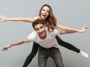 يحبّ الرجل المرأة التي تتميّز بأنوثتها ورقيها

