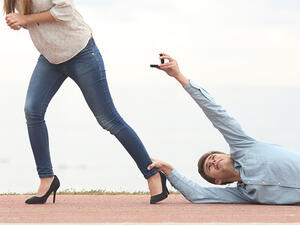 قد يكون للفتاة الرافضة لفكرة الزواج أخت، أو صديقة عانت من زوج