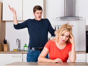 تحلّي بالصبر وتفهّمي طبع زوجك الحاد