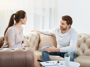 إذا كنت تخططين للمبيت عند إحدى صديقاتك أو أقاربك يجب أن تخبري زوجك أولاً