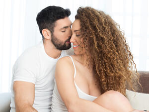 هنالك مناطق في جسم المرأة، يعمد الرجل إلى لمسها لتعزيز رغبة شريكته