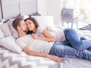 يعتقد بعض الأزواج أن العلاقة الحميمة يجب أن تتوقف طوال فترة الحيض