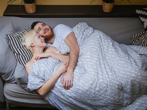 قم بالإمساك بكف يديها وملامسة باطنه برقة وصولاً للأصابع 