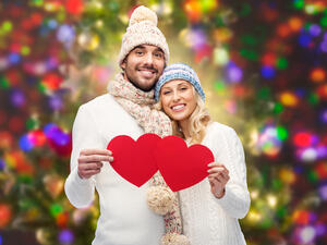 تبادلا أمنياتكما للعام الجديد وحين تدقّ الساعة الثانية عشرة تبادلا كلمات الحب
