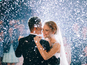 اختارا أغنية ذات أهميّة لكما اختارا أغنية ذات أهميّة لكما