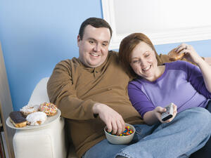 تحاول الزوجة في الحياة العائلية إسعاد الزوج بالوجبات التي تعدها
