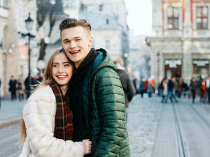 يعزز العناق الشعور بالطمأنينة والراحة
