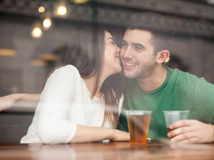 قبلي زوجك في أذنه من الخارج واهمسي بما ترغبين