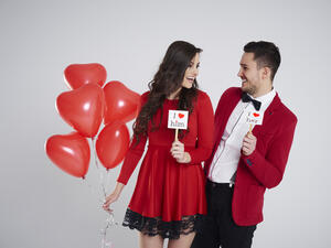 تبادل الهدايا التي ممكن أن تكون بسيطة جدًا وغير مكلفة 