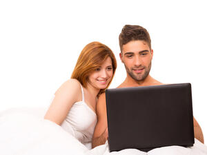 الرجال الذين يشاهدون اللقطات المثيرة هم أكثر عرضة للإصابة بانعدام الانتصاب