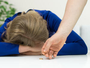 أسوأ التصرّفات تقوم بها العروس في فترة الخطوبة هي إبعاد العريس عن عائلته
