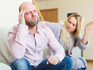 من الضروري أن تلجأ المرأة لمصارحة زوجها والتحدث مهه فيما تشعر به
