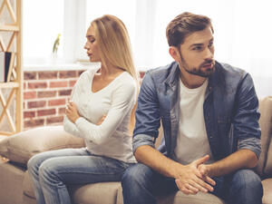 لا تحاولي أن توضحي غضبك أمام الحضور عندما يحرجك زوجك