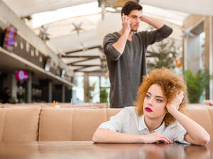 تجنبي قول جمل مثل “أختك تتجاهلني ولا أحبها”
