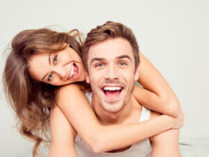 إذا كان زوجك يعاملكِ كأول وآخر اختيار في حياته فهو يعشقك