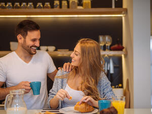 نعم الحب جميل، وأنت وهي شخص واحد وإلى آخره من هذا الكلام