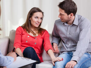 الغيرة لا يضر بالعلاقة الزوجية، بل يضيف إليها الإثارة والتحفيز