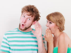 لا تتحدثي عن والدة زوجك بأي سوء
