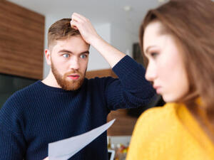 حين تجدين الجدال قد احتدم اقترحي أن تؤجّلا النقاش للمساء 
