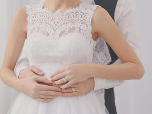 يجب التهيئة للعملية الجنسية الأولى ويكون ذلك بالكلام والملاطفة والضحك 