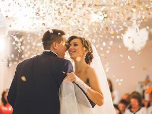 لاننسى بأن الفرق الموسيقية و الفنية الجيدة يتم حجزها في وقت مبكر 