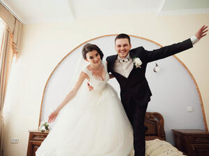 لا تحمل معك هموم العمل إلى شهر العسل

