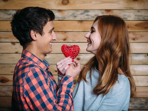 الحب يتعدّى حدود الجسد. هذه واحدة من علامات الحب الأكيدة
