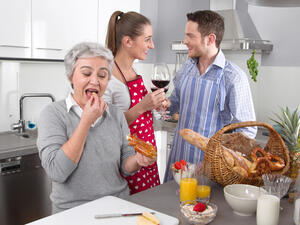 بعض الحموات يشعرن بأن الزوجة تحتكر ابنها وتأخذ كل وقته

