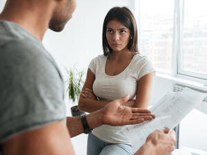 تغار المرأة على زوجها من أهله لأنها تتمتع بشخصية صعبة وحب الاستقرار 