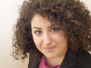 قومي بغسل شعرك جيداً دون استخدام أي مستحضرات للترطيب
