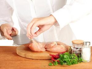 لا تضعي قطع دجاج عدة مرّة واحدة عند الطهي