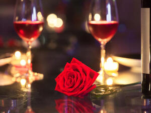 الشموع هي أول ما نفكر فيه عندما نعد عشاء رومانسي
