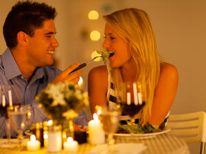 يجب على المتزوجين أن يحرصون على الخروج ليلا مرة واحدة شهريا 