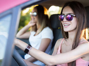 النظارات ذات الأذرع والأطر النحيفة أنسب‬ ‫لقيادة السيارة
