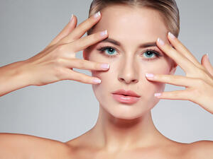 استخدمي الأيلاينر بلون لحمي على حافة منبت الرموش
