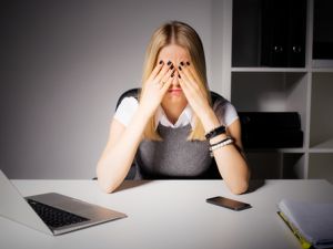 لا تنظري لشاشة الكمبيوتر لمدة طويلة وخذي استراحة لمدة دقيقتين
