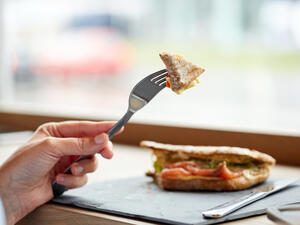 افردي مفرش الطاولة الصغير على حضنكِ

