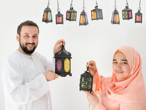 مشاركة الطفل تحضير زينة رمضان