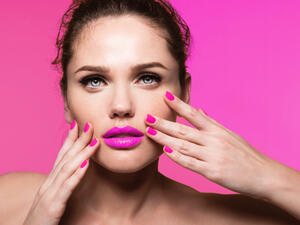 المناكير الفرنسي بألوان أطراف نابضة بالحياة كالتركوازي والوردي
