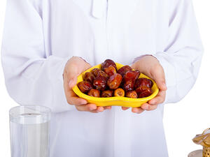 يجب الصلاة بعد تناول التمر وقبل إكمال الإفطار
