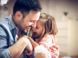 رجل الحوت بارع في التعبير عن أراءه والتواصل مع أطفاله