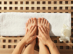 قومي بنقع رجليك في ماء دافئ ممتزج به نعناع ونصف ليمونة وملح