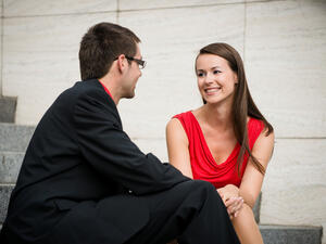 في أول لقاء اعتمدي الوردي لأنه يظهر شفاهك جميلة وأكثر إمتلاء

