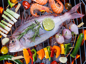 قومي بغسل السمك جيداً حوالي 5 – 6 مرات
