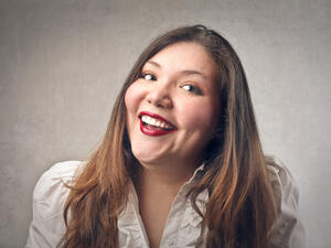 قومي بتمرين يومي بالنظر الى الاعلى ورفع رأسك لشدن عضلات الرقبة وشد الجلد