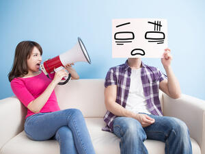 برج الأسد عند الغضب يهوج بالكلام ويشتكي طوال اليوم

