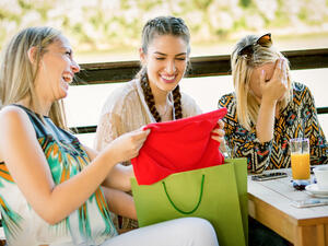 قد تتدمر العلاقة الزوجية بسبب وجود صديق أو صديقة مقربة في حياتك

